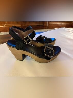 Black leather sz 7 Platform Sandals with Buckle Accent